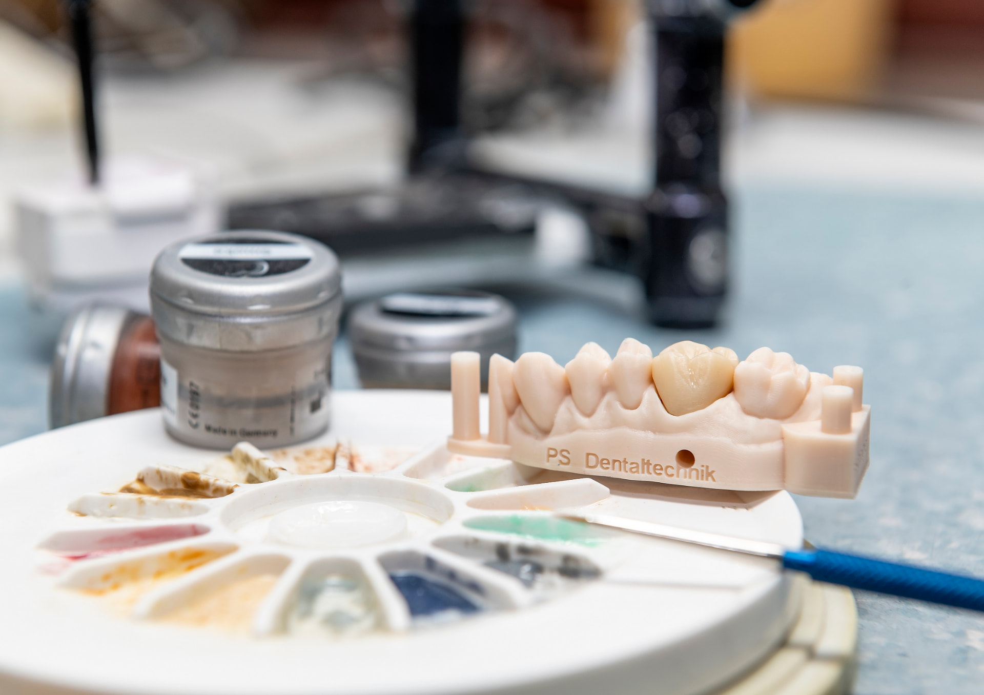 Zahnmodell mit PS Dentaltechnik Farbpalette im Meisterlabor